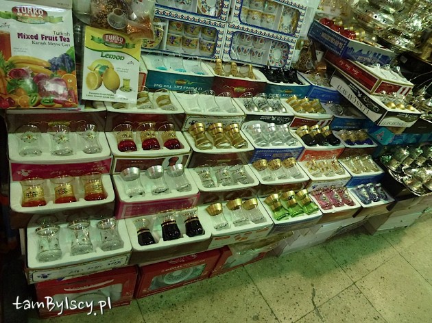 Akcesoria herbaciane na bazarze w Stambule