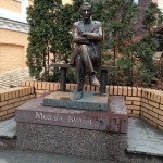 Kijów, pomnik Bułhakowa przy Zjeździe św.Andrzeja