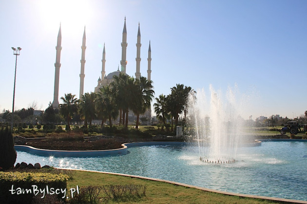 Adana, meczet Sabanci Merkez Camii i otaczający go park