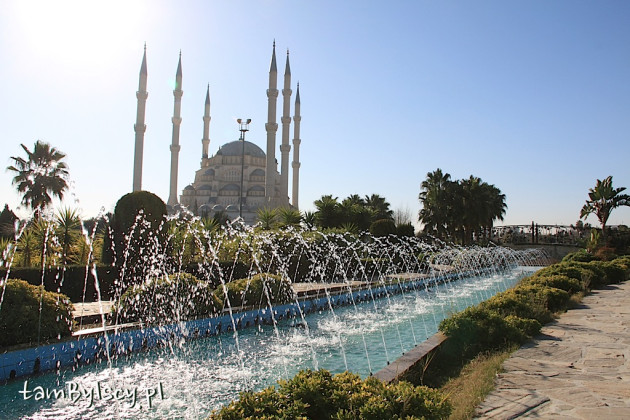 Adana, meczet Sabanci Merkez Camii i otaczający go park
