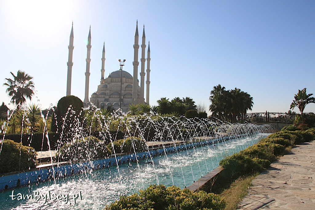 Adana, meczet Sabanci Merkez Camii i otaczający go park