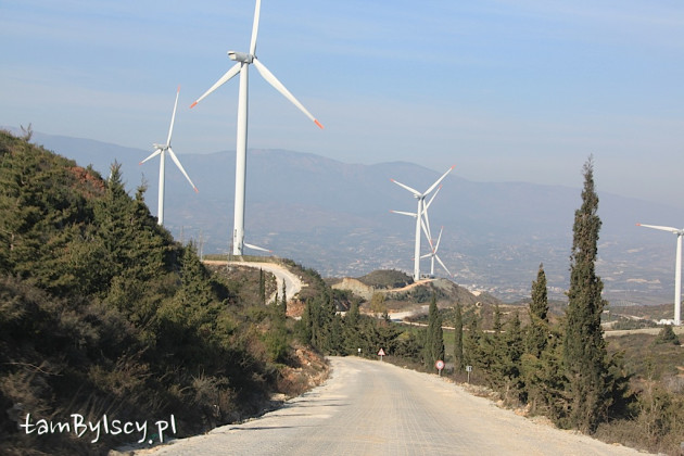 Farma wiatrowa przy ruinach monasteru św.Szymona Słupnika Młodszego