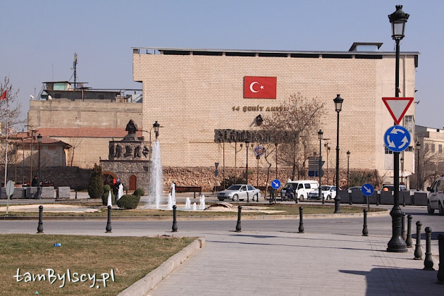 Gaziantep, pomnik 14 Męczenników obok cytadeli