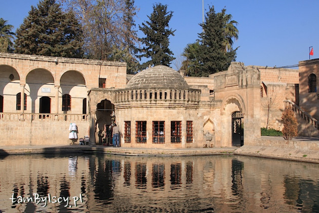 Sanliurfa, medresa Halil-ur Rahman nad jeziorem Balıklı Göl