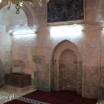 Sanliurfa, miejsce upadku Abrahama (po lewej) wewnątrz meczetu Halil-ur Rahman Camii nad jeziorem Balıklı Göl