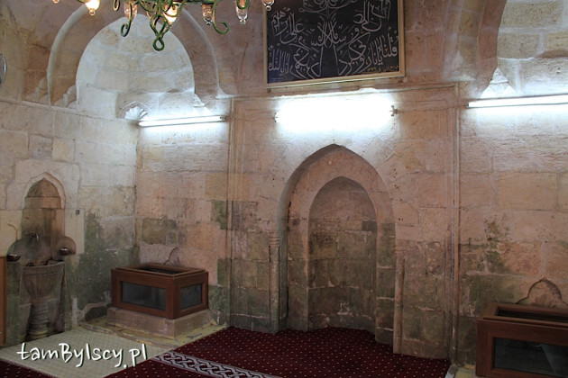 Sanliurfa, miejsce upadku Abrahama (po lewej) wewnątrz meczetu Halil-ur Rahman Camii nad jeziorem Balıklı Göl