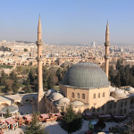 Sanliurfa, panorama miasta widziana z twierdzy, na pierwszym planie meczet Mevlid-i Halil Camii