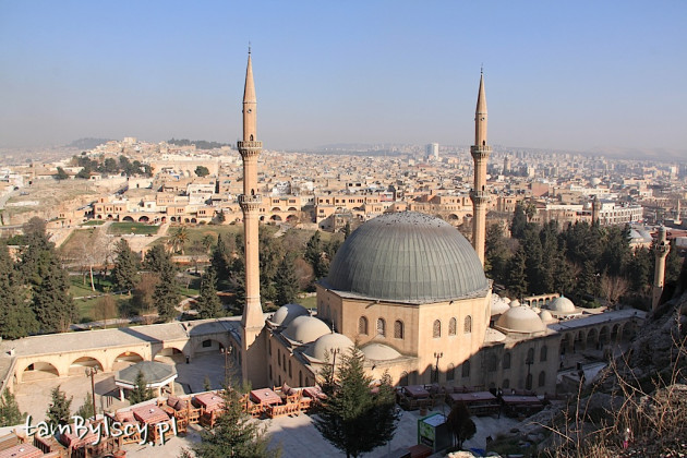 Sanliurfa, panorama miasta widziana z twierdzy, na pierwszym planie meczet Mevlid-i Halil Camii