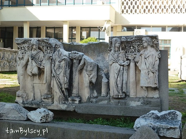 Adana, eksponaty w ogrodzie Muzeum Archeologicznego