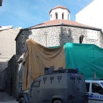Diyarbakir, policyjny samochód przy średniowiecznym hamamie (łaźni)
