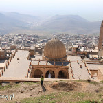 Mardin, medresa Zinciriye Medresesi widziana spod twierdzy