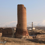 Van, ruiny meczetu Ulu Camii, w tle meczet Kaya Celebi Camii