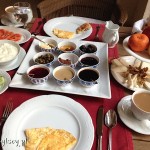 Midyat, tureckie śniadanie w hotelu Shmayaa
