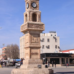 Midyat, rondo z małą wieżą zegarową