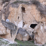 Hasankeyf, skalne jaskinie, niektóre nadal zamieszkałe (antena satelitarna)