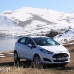 Wypożyczony w Van Ford Fiesta (zdjęcie robione nad jeziorem Van)