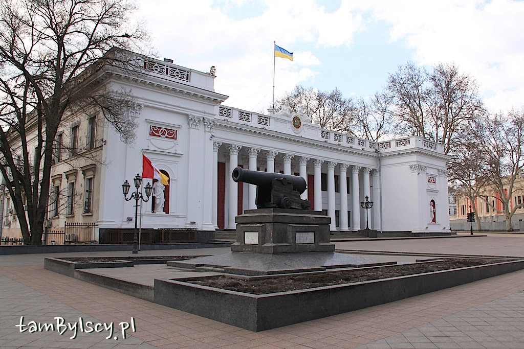Odessa, ratusz miejski i zabytkowe działo z 1854 r.
