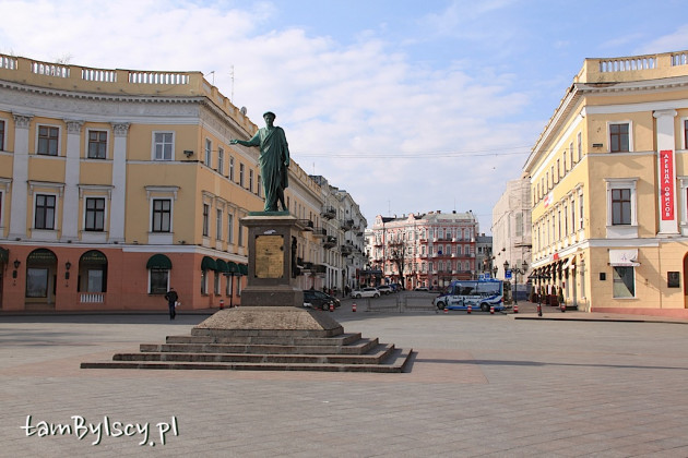 Odessa, pomnik księcia de Richelieu na szczycie schodów Potiomkinowskich, po prawej dawny ratusz miejski