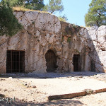 Ateny, "więzienie Sokratesa" na zboczu wzgórza Mouseion