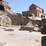 Upliscyche, ruiny bazyliki, w tle X-wieczny kościół Uplistsuli