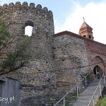 Signagi, wejście na jedną z wież obronnych, z cerkwią św.Stefana wewnątrz