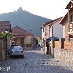 Ulice Mcchety, w tle na wzgórzu monaster Dżwari