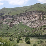 Wardzia, skalne miasto widziane z parkingu naprzeciwko