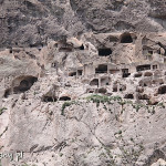 Wardzia, skalne miasto widziane z parkingu naprzeciwko