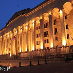 Tbilisi, budynek dawnego parlamentu nocą