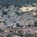 Rio de Janeiro z lotu ptaka, "niebieska" fawela Morro de Mineira