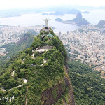 Rio de Janeiro z lotu ptaka, wzgórze Corcovado i pomnik Chrystusa Odkupiciela na tle panoramy Rio