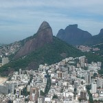 Rio de Janeiro z lotu ptaka, wzgórze Dwóch Braci, za nim wzgórze Pedra da Gavea, pomiędzy nimi fawela Rocinha