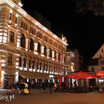 Ryga, plac Liwski i budynek Rosyjskiego teatru Dramatycznego nocą