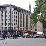 Ryga, plac przy Pomniku Wolności, w tle zegar Laima