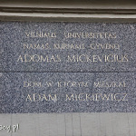 Wilno, tablica upamiętniająca miejsce zamieszkania A.Mickiewicza (dziś muzeum)
