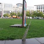 Berlin, fragmenty muru i oznaczenia jego przebiegu na Leipziger Platz