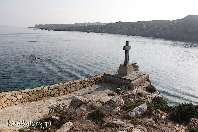 Santa Teresa Gallura, krzyż upamiętniający bohaterskiego spadochroniarza A.Bechi