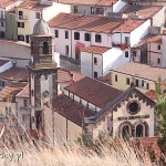 Sardynia, Chiaramonti, kościół San Matteo widziany ze wzgórza zamkowego