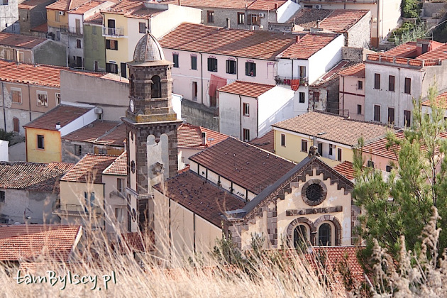 Sardynia, Chiaramonti, kościół San Matteo widziany ze wzgórza zamkowego