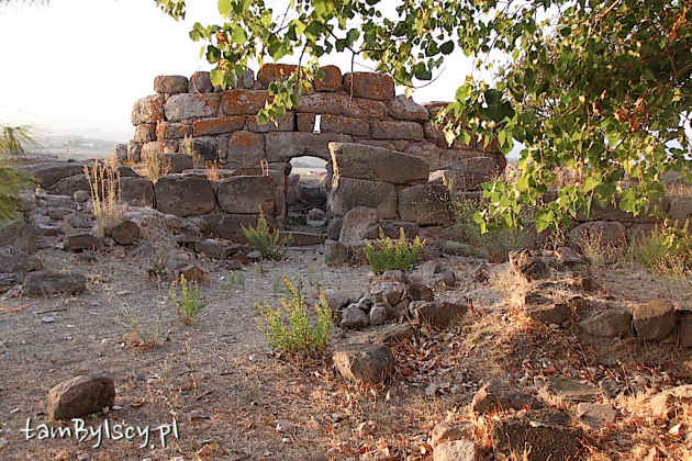 Sardynia, nurag Sa Mandra e Sa Jua w San Nicola