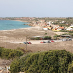 Sardynia, wioska San Giovanni di Sinis widziana z ruin Tharros