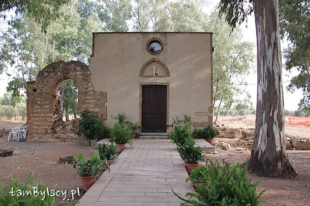 Sardynia, Vallermosa, zabytkowy kościół i ruiny rzymskich łaźni