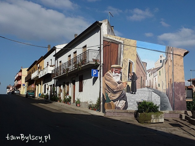 Sardynia, Chiaramonti, murale na domach