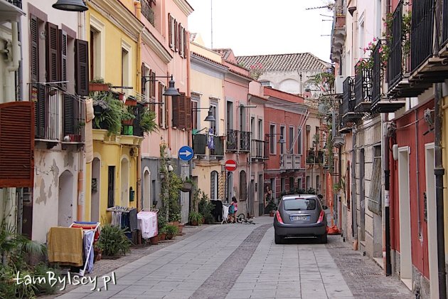 Cagliari, malownicze uliczki w dzielnicy Villanova