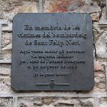 Barcelona, tablica upamiętniająca 42 ofiary bombardowania w czasie wojny domowej obok odbudowanego kościoła San Felipe Neri