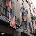 Barcelona, katalońskie flagi w uliczce Carrer de la Merce