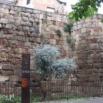 Barcelona, rzymskie mury na placyku Placa dels Traginers