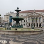Lizbona, plac Praça do Rossio, fontanny i Teatr Narodowy