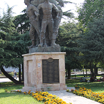 Skopje, pomnik ofiar starć z mniejszością albańską w 2001 r.