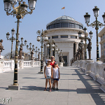 Skopje, Most Sztuki ze statuetkami macedońskich artystów